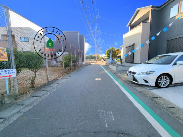 熊本市中央区出水6丁目第5-1棟（1号棟）　の前面道路含む現地写真|前面道路は閑静な住宅地をはしる車通りの少ない道路。お車の出し入れが苦手なママや小さなお子様にも安心ですね。しっかり舗装もされているので、ベビーカーや自転車で通っても快適に通行できます。