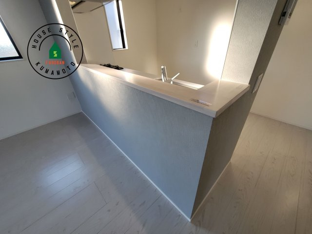 熊本市中央区出水6丁目第5-1棟（1号棟）　のダイニング|キッチンから立ち込める香りが今日の料理を期待させます。