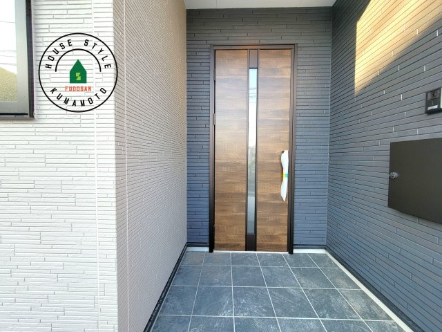 熊本市中央区出水6丁目第5-1棟（1号棟）　の玄関|おでかけの時も帰った時も、「我が家」を最初に感じでもらえる素敵な空間に。