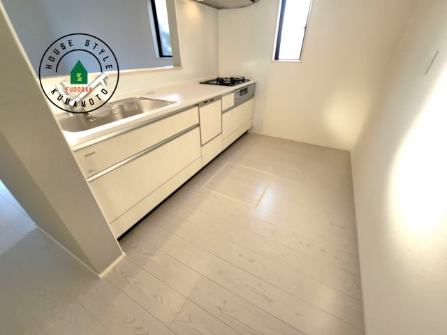 熊本市中央区出水6丁目第5-1棟（1号棟）　のキッチン|ダイニングテーブルへの配膳がラクラク、お料理はかどるカウンター付きシステムキッチン！