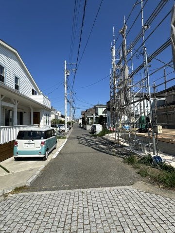 海風と暮らす、白亜のデザイナーズ邸宅の前面道路含む現地写真