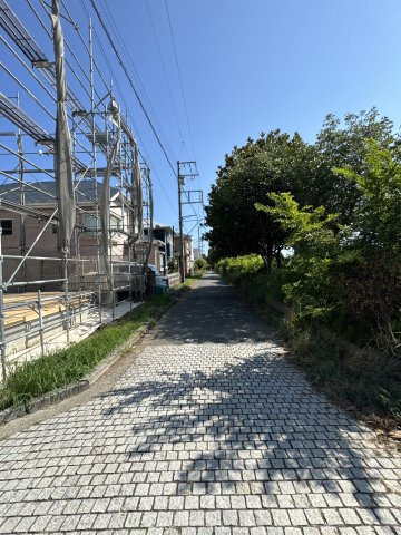 海風と暮らす、白亜のデザイナーズ邸宅の前面道路含む現地写真