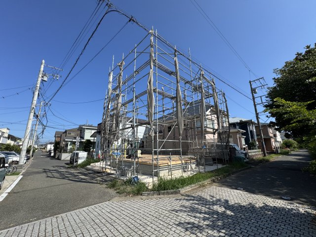 海風と暮らす、白亜のデザイナーズ邸宅の前面道路含む現地写真