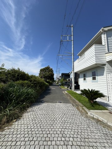 海風と暮らす、白亜のデザイナーズ邸宅の前面道路含む現地写真