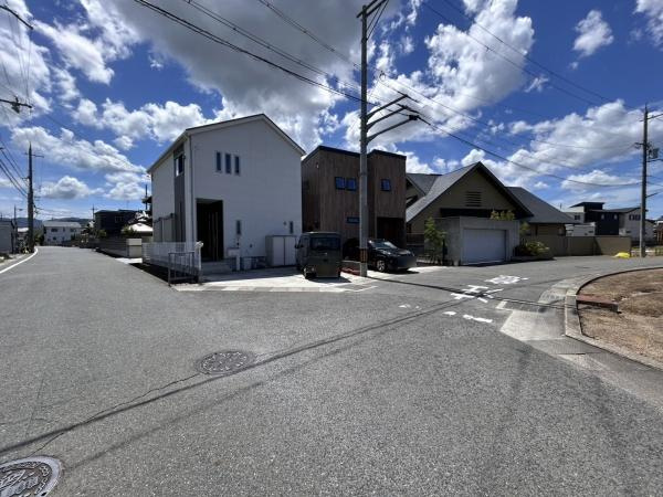 【前面道路含む現地写真】