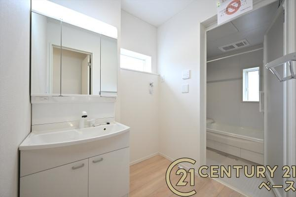 クレイドルガーデン結崎 ２号棟 ／新築一戸建の独立洗面台|■現地撮影写真■三面鏡タイプのミラーキャビネット！収納スペースも豊富です！