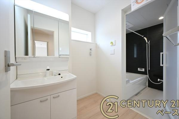 クレイドルガーデン結崎 １号棟 ／新築一戸建の独立洗面台|■三面鏡タイプのミラーキャビネット！収納スペースも豊富です！■