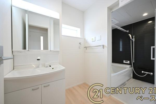 クレイドルガーデン結崎 ３号棟 ／新築一戸建の独立洗面台|■現地撮影写真■三面鏡タイプのミラーキャビネット！収納スペースも豊富です！