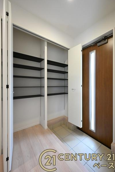 クレイドルガーデン結崎 ３号棟 ／新築一戸建の玄関|■現地撮影写真■すっきりとした明るい玄関が家族やお客様を迎えてくれます！