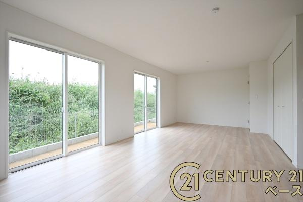 クレイドルガーデン結崎 ３号棟 ／新築一戸建の居間・リビング|■現地撮影写真■大きな窓から柔らかい光が入り込む明るいリビングです！