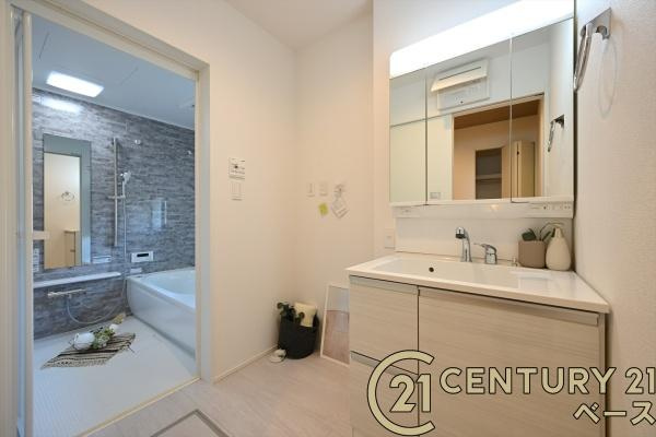 奈良市五条畑１丁目の新築一戸建の独立洗面台|■現地撮影写真■三面鏡タイプのミラーキャビネット！収納スペースも豊富です！