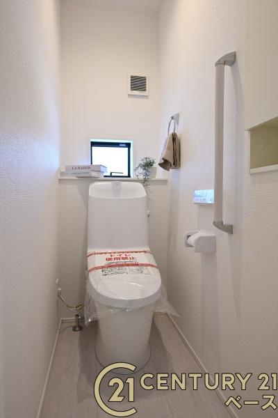 奈良市五条畑１丁目の新築一戸建のトイレ|■現地撮影写真■１・２階ともに清潔感ある綺麗なお手洗を完備！