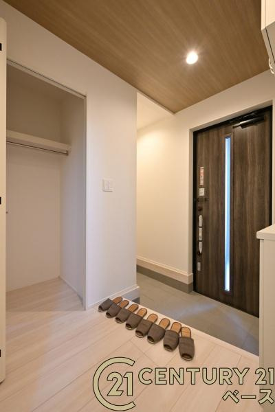 奈良市五条畑１丁目の新築一戸建の玄関|■現地撮影写真■すっきりとした明るい玄関が家族やお客様を迎えてくれます！