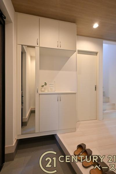 奈良市五条畑１丁目の新築一戸建の玄関|■現地撮影写真■玄関には大容量シューズボックス完備！