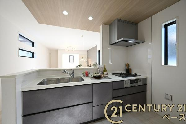 奈良市五条畑１丁目の新築一戸建のキッチン|■現地撮影写真■家族とのコミュニケーションがとりやすい人気のカウンターキッチン！