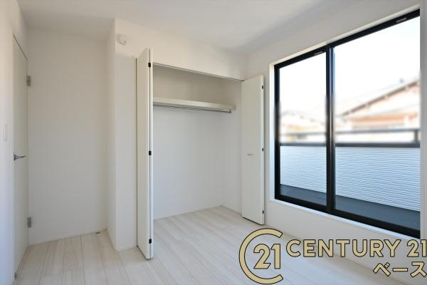 奈良市五条畑１丁目の新築一戸建の収納|■現地撮影写真■冬物のコートや季節のものなどたくさんしまえる広さ！
