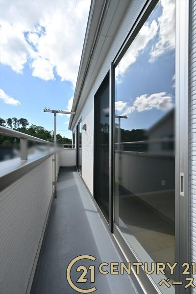 北葛城郡上牧町下牧３丁目　一戸建のバルコニー|■現地撮影写真■眺望良好な広々バルコニーで気分も晴れやか！