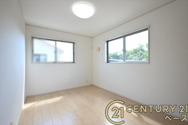 北葛城郡上牧町下牧３丁目　一戸建の洋室|■現地撮影写真■日当たりのよい明るい雰囲気の洋室です！