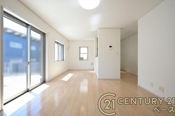 北葛城郡上牧町下牧３丁目　一戸建の居間・リビング|■現地撮影写真■ご家族でくつろいでいただけ広々としたリビング！