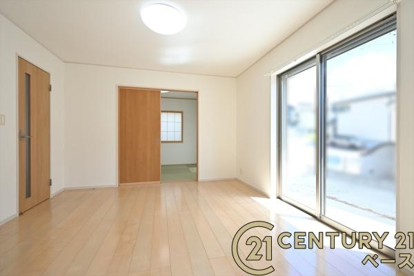 北葛城郡上牧町下牧３丁目　一戸建の居間・リビング|■現地撮影写真■ご家族でくつろいでいただける１６帖の広々としたリビング！