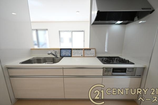 北葛城郡上牧町下牧３丁目　一戸建のキッチン|■現地撮影写真■リビング全体を見渡せる対面式システムキッチン！便利な収納スペースも完備！