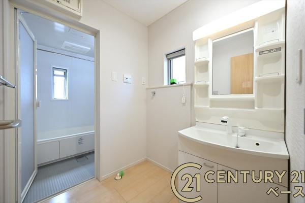 北葛城郡上牧町下牧３丁目　一戸建の居間・リビング|■現地撮影写真■ご家族でくつろいでいただけ広々としたリビング！