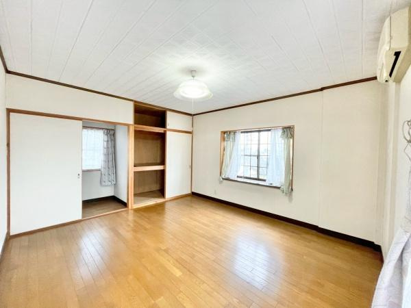 【寝室】 | 家族一人ひとりの大切なプライベート空間。趣味に合わせて使って頂けるようシンプルに仕上げてあります。暮らし心地を大きく左右する収納を、適材適所に配置し使い勝手を考慮しました。