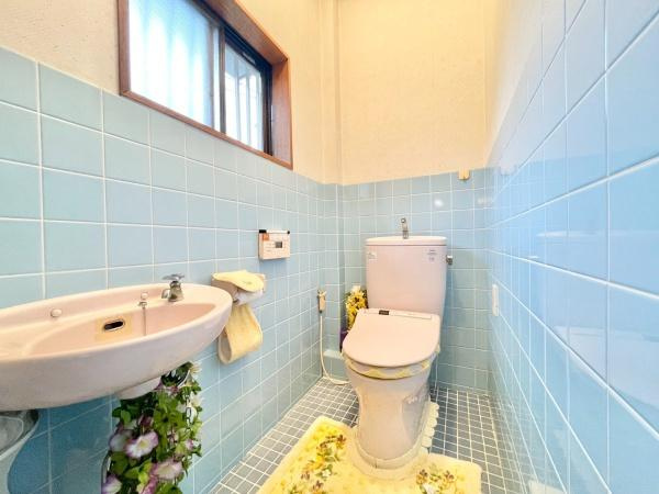 【トイレ】 | 窓があるので、換気しやすく匂いもこもりません♪暗くなりがちなトイレも明るいですよ♪