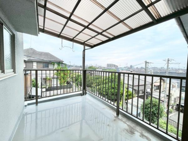 【バルコニー】 | テーブルと椅子を出して食事したり、趣味のガーデニングを楽しんだり。子どもと一緒にちょっとしたアウトドア感覚で活用することも可能です♪