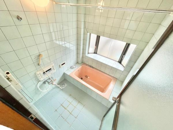 【浴室】 | 一日の疲れを癒してくれる場所なので、快適に過ごして頂く為にゆったりサイズのバスタブを用意しました。是非半身浴をお楽しみ下さい。空気が籠らない様に小窓も設置しております。