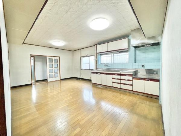 【居間・リビング】 | オープンでのびやかな空間を生み出す、こだわりの広がりとゆとり。家族と過ごす時間を大切にしたい方にぴったりの明るくゆとりある住空間です。