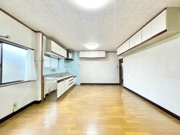 【居間・リビング】 | ここにはみんなが集い、食事と楽しい会話が始まる。話に夢中になりすぎて、ついつい時を忘れてしまう。そんな束の間の幸せを感じさせてくれる場所。