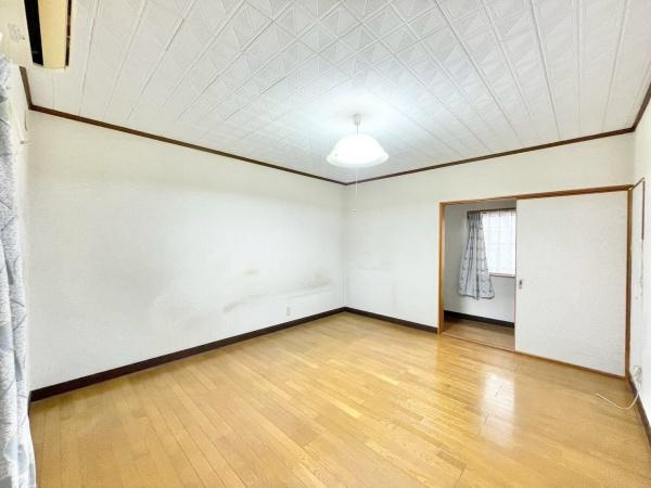 【寝室】 | 大きな窓からたっぷりの日差しが降り注ぐ明るい室内です。気持ちの良い朝日を受けて、目覚めの良い健康的な朝を迎えられそうです。 