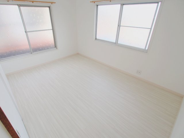 住田戸建ての洋室