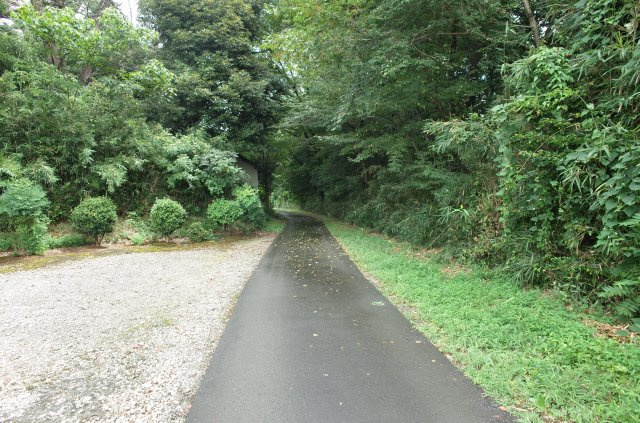 東松山市大谷 土地 1112坪の前面道路含む現地写真|北側約2.1ｍ公道に接道