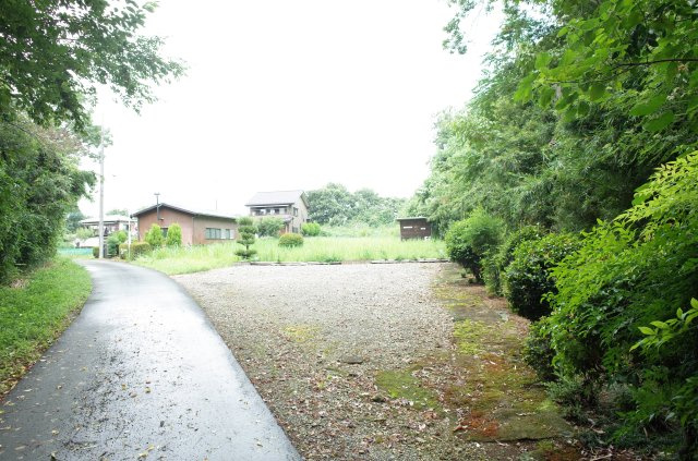 東松山市大谷 土地 1112坪の前面道路含む現地写真|北側約2.1ｍ公道に接道