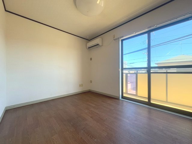 【洋室】 | ※リフォーム中の写真となります。