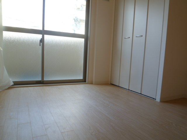 ルーエ桜川の洋室