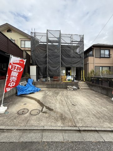 【外観】 | 南向き住宅につき日当たり良好 ！南庭では、家庭菜園も楽しめますよ♪
カースペース並列3台あり、お車お持ちでない方も自転車ポートや倉庫を設置することができます！ 