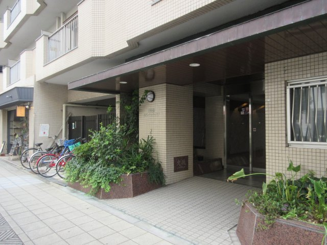 天神橋ホワイトハイツのエントランス