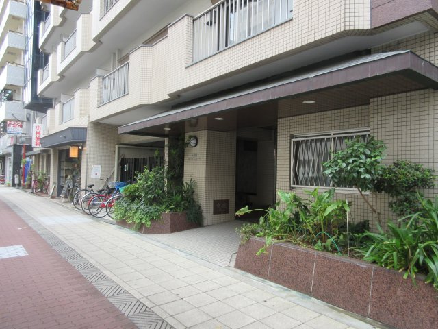 天神橋ホワイトハイツのエントランス