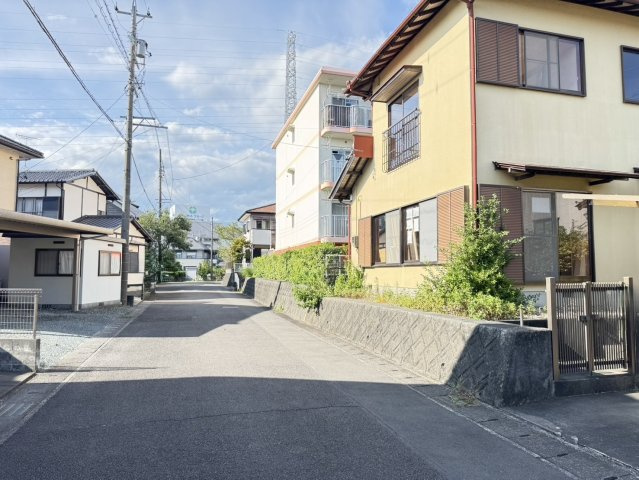 藤枝市　志太５丁目　中古住宅　５LDKの前面道路含む現地写真