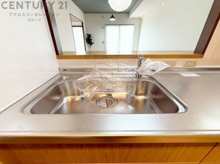 大きなシンクでお鍋などの大きな調理器具を洗う際にも便利です。