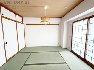 リビング横の和室スペースはリビングと続きで利用してもデザイン性のとれる洋風和室になります。やっぱり一室は欲しい和室は客間や小さなお子様の寝かせ付けなどにも便利です。