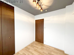 寝室…リラックスできるプライベート空間で、快適な睡眠をサポート。個人の好みに合わせたインテリアや寝具で心地良さを追求。プライベートな時間を過ごし、リフレッシュする場所におすすめです。