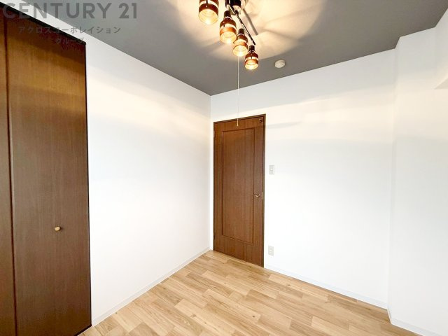 寝室…リラックスできるプライベート空間で、快適な睡眠をサポート。個人の好みに合わせたインテリアや寝具で心地良さを追求。プライベートな時間を過ごし、リフレッシュする場所におすすめです。