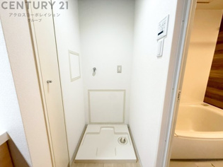 洗濯物の仕分け作業がしやすく、整理整頓が容易になります。洗濯音や湿気を他の部屋に持ち込まず、生活環境を快適に保ちます。上部を活用すれば収納スペースを確保でき洗剤や洗濯用品の整理もしやすくなります。