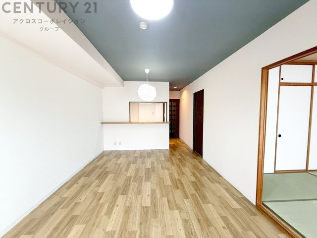 リビングダイニングは家族や友人とのコミュニケーションを楽しむ場所でくつろぎながら食事や会話を楽しめ、多目的に利用できリラックスできる空間です。家庭内の中心として機能し、快適な生活をサポートします。