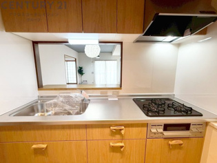 シンプルなデザインと使いやすさを兼ね備えた対面式システムキッチンは、効率的な作業スペースを提供し、家族やゲストとのコミュニケーションを促進します。