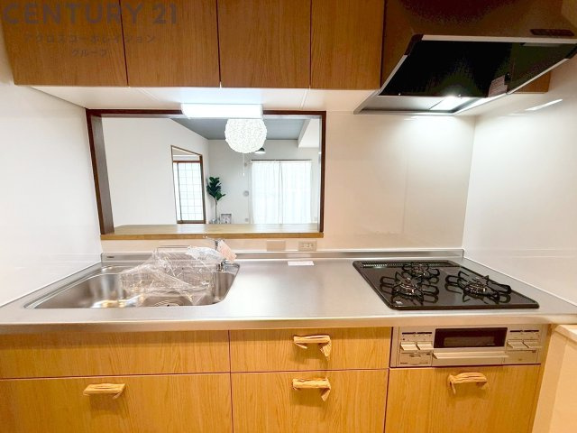 シンプルなデザインと使いやすさを兼ね備えた対面式システムキッチンは、効率的な作業スペースを提供し、家族やゲストとのコミュニケーションを促進します。